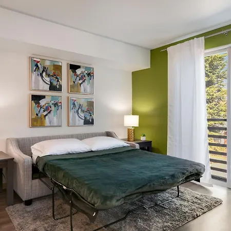 Garage Parking & Easy Access To Urban Living Apartment